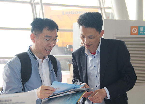 中国水泥协会会长乔龙德先生莅临388vip太阳集团展台参观指导