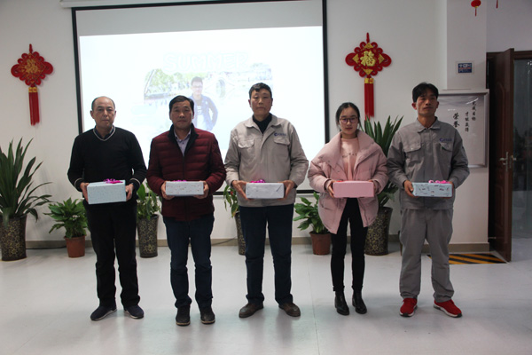 388vip太阳集团12月份员工生日会温馨举行